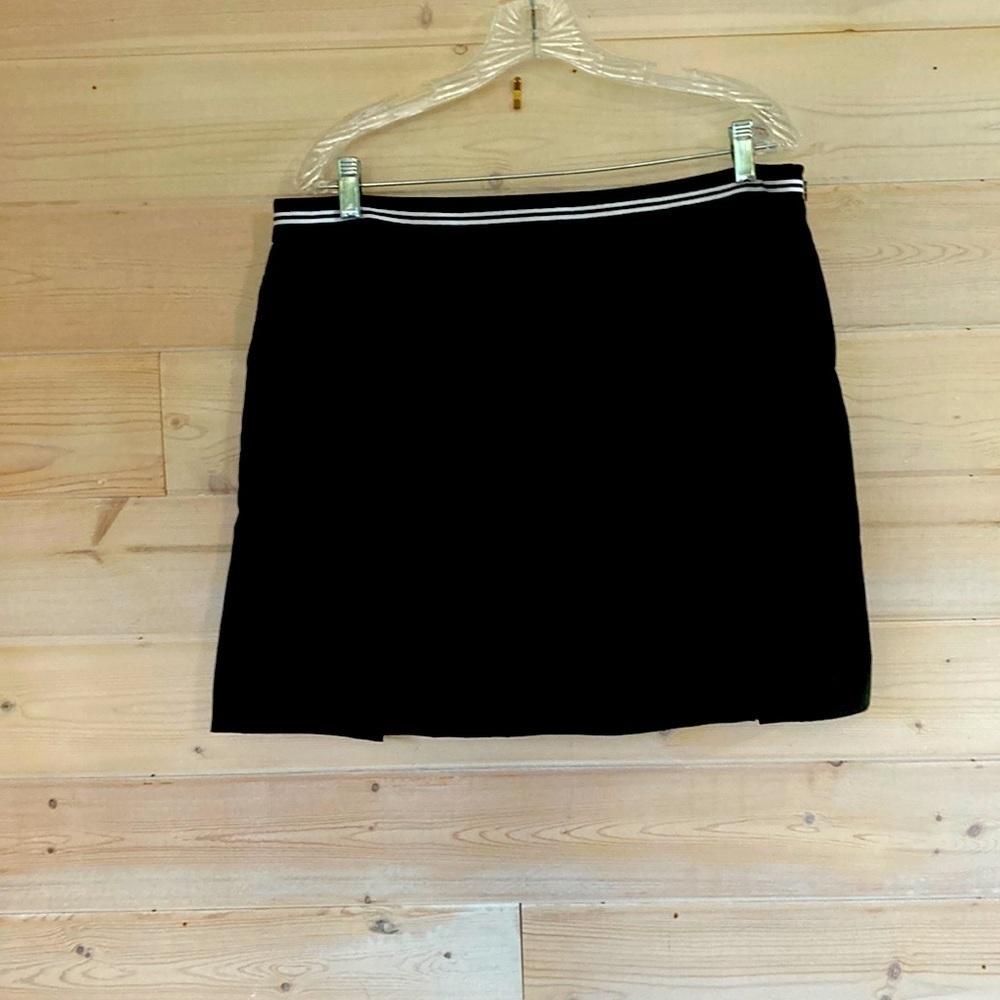 IZOD Golf Skort Ladies Size 14. Easy care machine wash/dry 100% polyester. Black